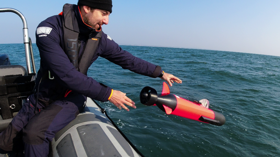 Launch from a boat of the micro-AUV YUCO CTD embedded with CTD-RBR.
